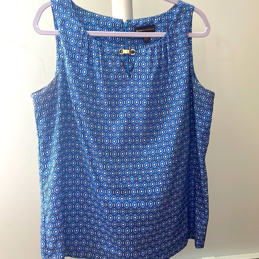 Sleeveless Dana Buchman top. Perfect for spring and summer!